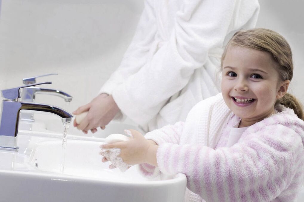 измиване на ръцете за предотвратяване на заразяване с червеи