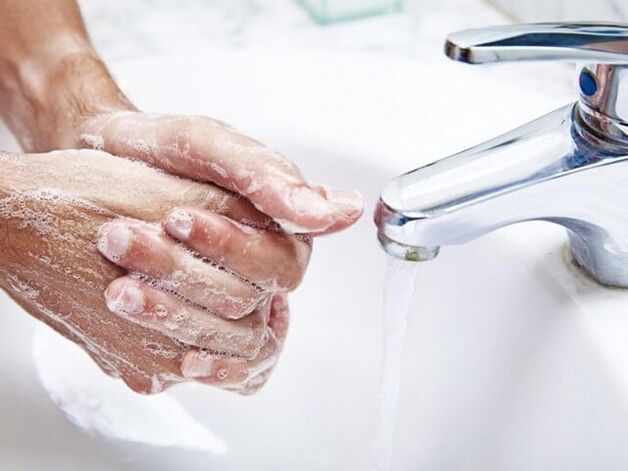 измиване на ръцете по време на обезпаразитяване
